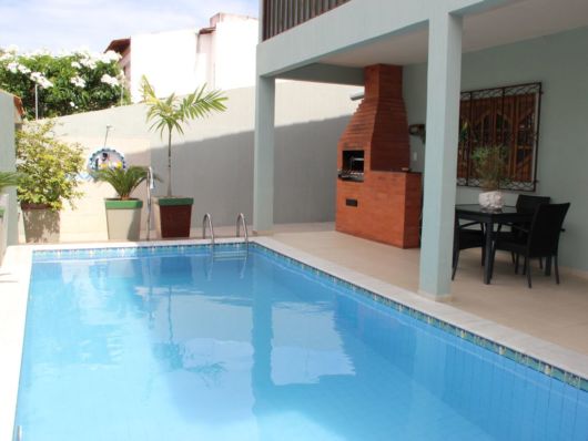 Casas com piscina: com churrasqueira