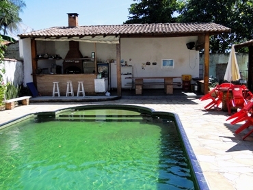 Casas com piscina: com churrasqueira e banquetas brancas