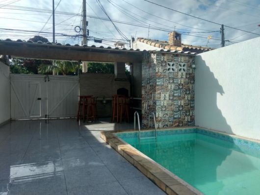 Casas com piscina: com churrasqueira e bancada
