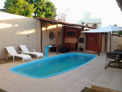 Casas com piscina: com churrasqueira coberta