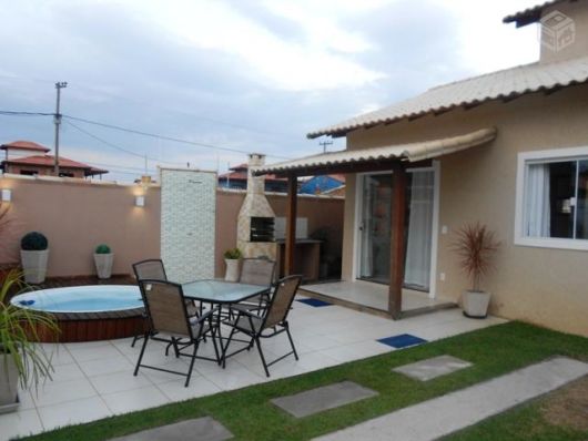 Casas com piscina: com churrasqueira e mesa