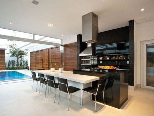Casas com piscina: com churrasqueira moderna