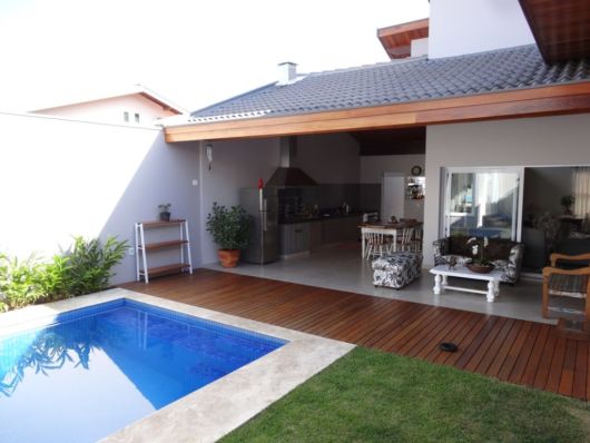 Casas com piscina: com churrasqueira de ferro