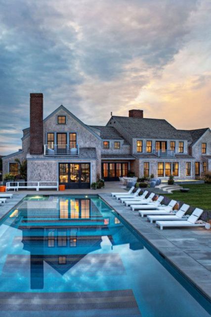 Casas com piscina: casa de luxo com acabamento com pedras