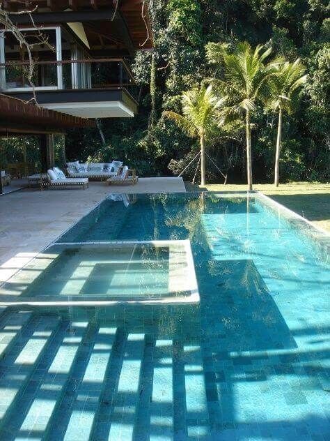 Casas com piscina: casa de luxo com palmeiras