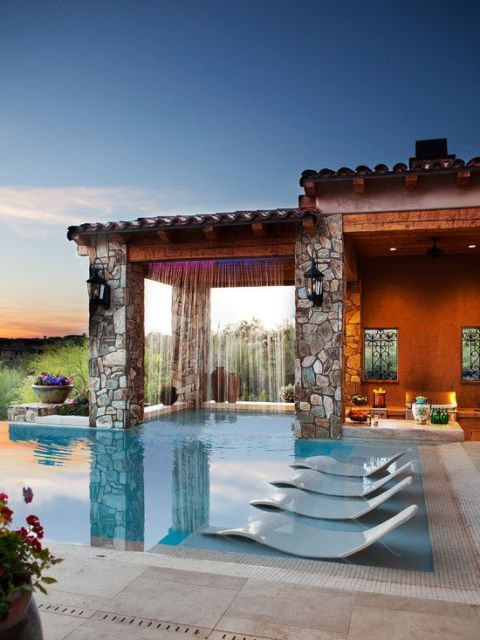 Casas com piscina: casa de luxo com piso branco