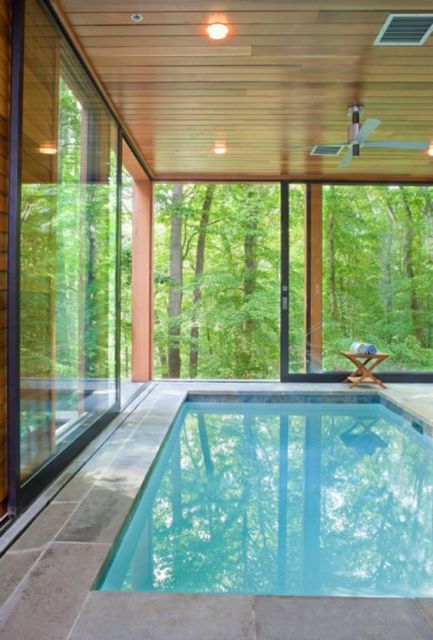 Casas com piscina: piscina coberta com teto de madeira