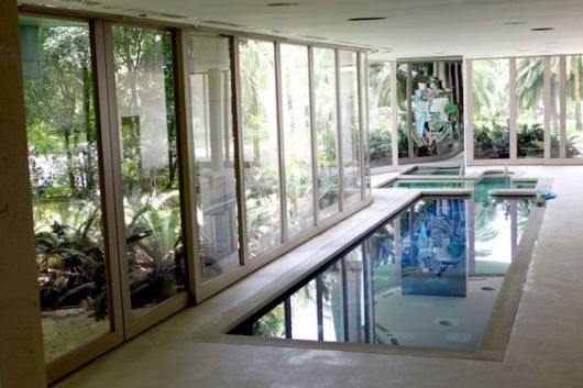 Casas com piscina: piscina coberta com teto branco
