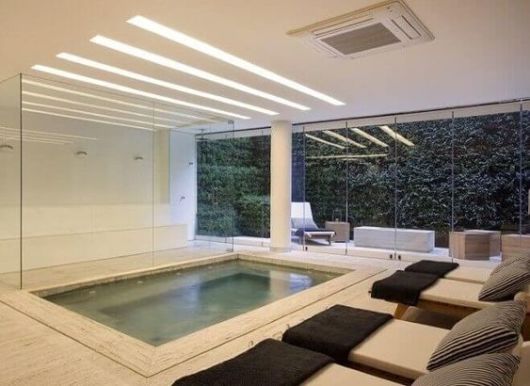 Casas com piscina: piscina coberta com teto iluminado