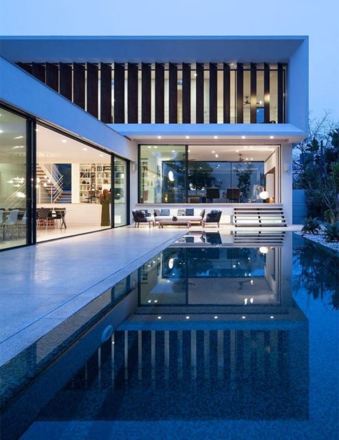 Casas com piscina: casa em l com janelas pivotantes
