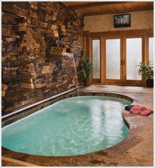 Casas com piscina: piscina com cascata coberta