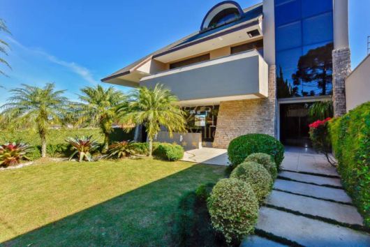 Casas de luxo: Com jardim