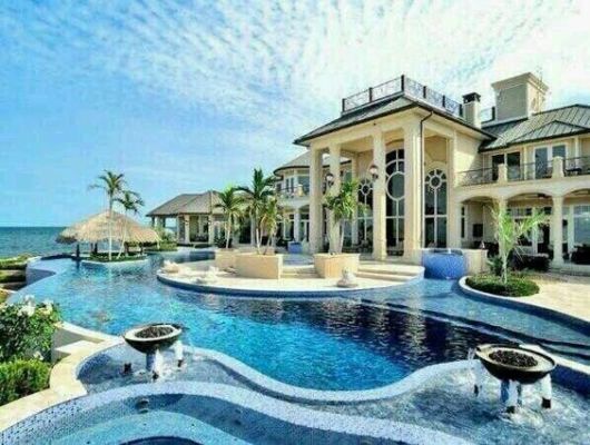 Casas de luxo na praia: Com fachada branca