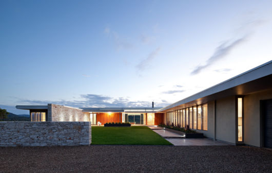 Casas em L: Fachada com grama