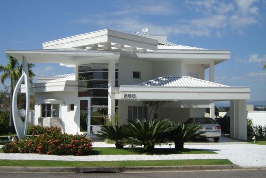 sobrado moderno com telhado aparente