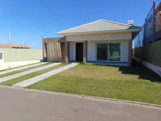 casa pequena com telhado aparente