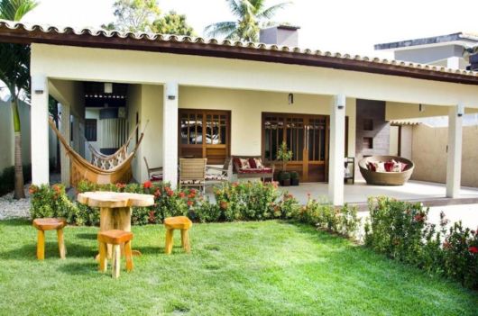 casa com portas de madeira