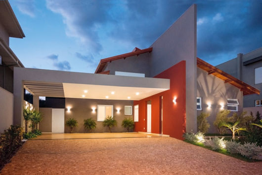 casa moderna com telhado duas águas