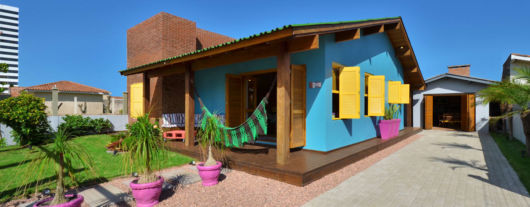 casa com telhado aparente e varanda