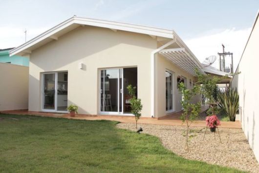 casa simples com telhado aparente