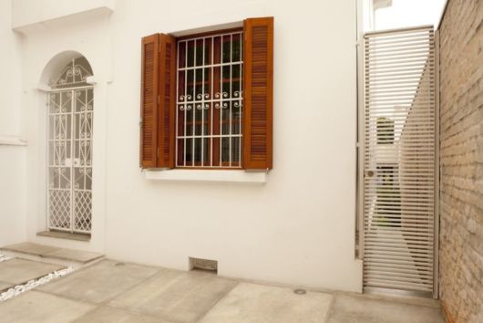 Janela de madeira com grade