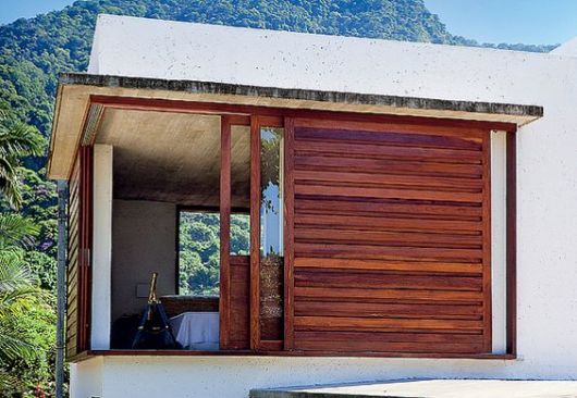 Janela de madeira moderna com duas folhas de vidro