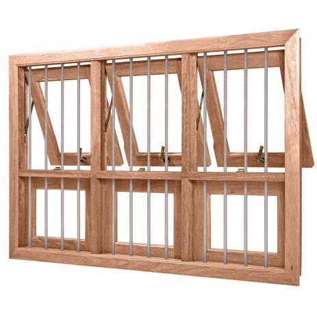 Janela de madeira com grade