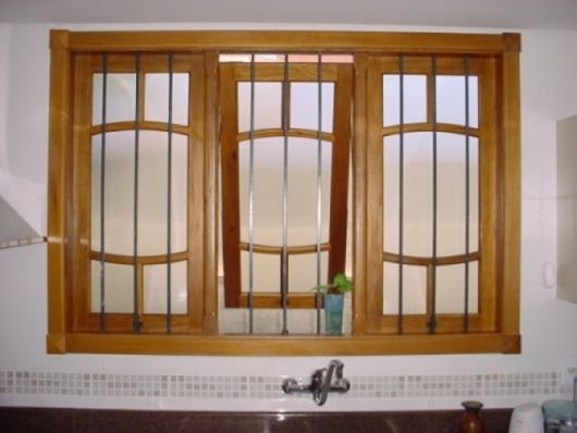 Janela de madeira com grade