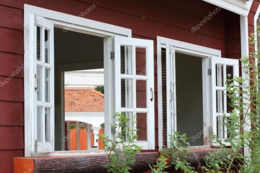 Janela de madeira branca