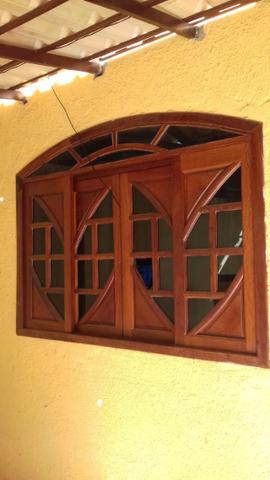 Janela de madeira colonial com vidro