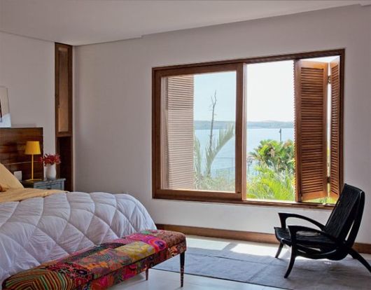 Janela de madeira com vidro