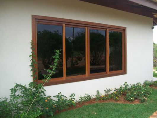 Janela de madeira com vidro