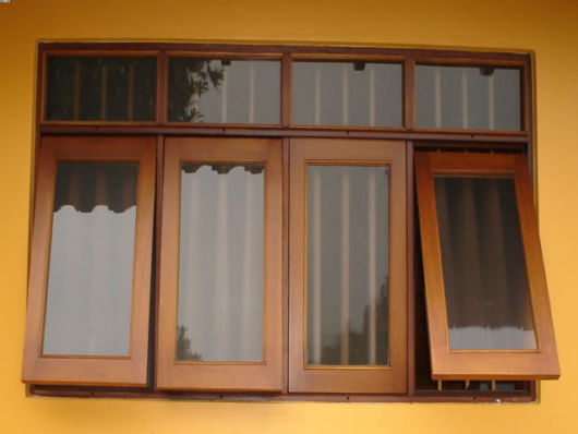 Janela de madeira moderna com quatro partes