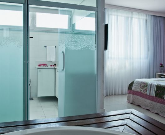 suíte com porta de vidro