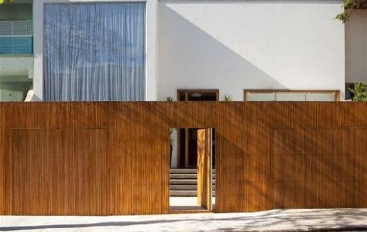 fachada com muro de madeira