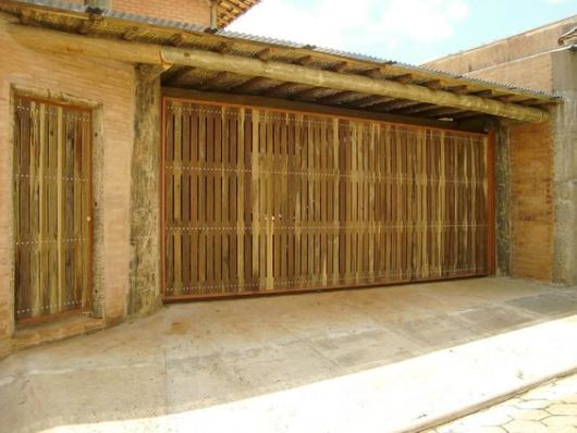 fachada rústica com portão