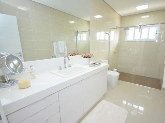 Banheiros decorados: Com porcelanato