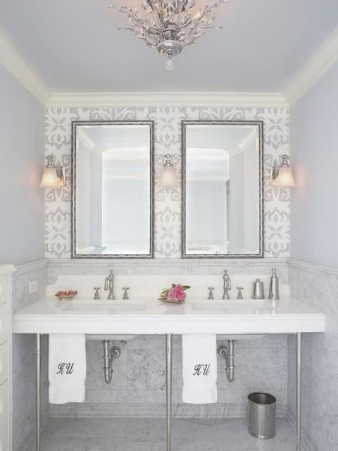 Banheiros decorados: Com papel de parede