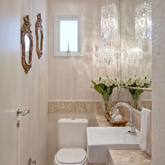 Banheiros decorados: Com papel de parede