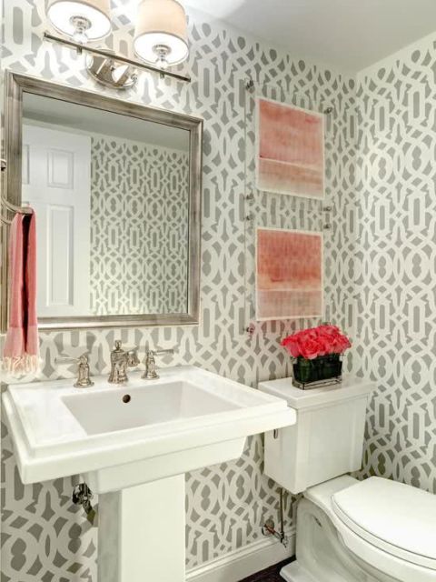 Banheiros decorados: Com papel de parede verde e branco