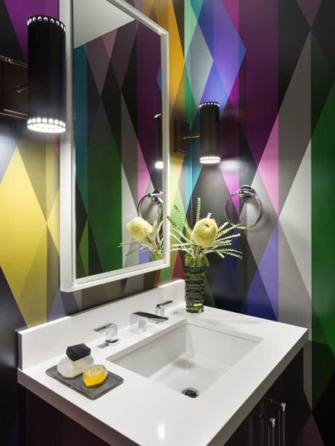 Banheiros decorados: Com papel de parede colorido