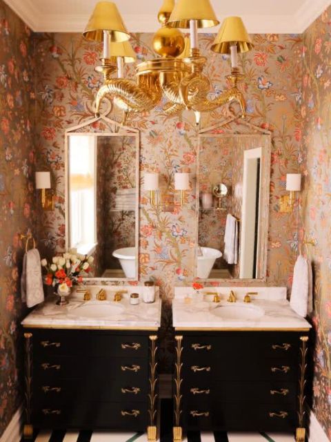 Banheiros decorados: Com papel de parede de flores