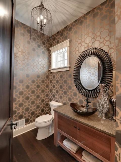 Banheiros decorados: Com papel de parede marrom
