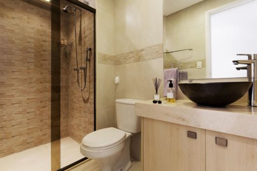 Banheiros decorados: Moderno com cores claras