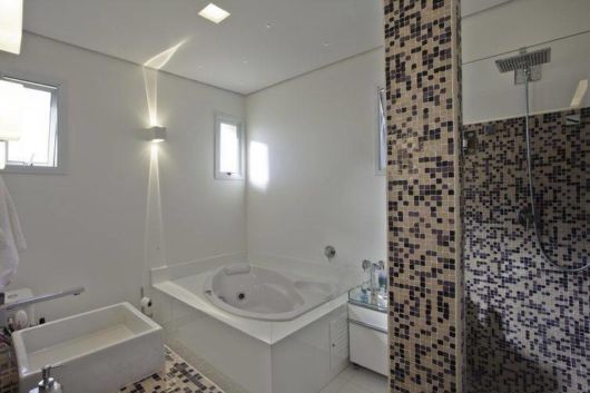 Banheiros decorados: Com pastilhas pretas e cinzas