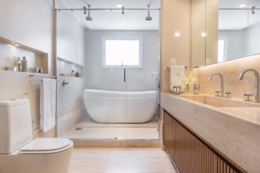 Banheiros decorados: Moderno com banheira