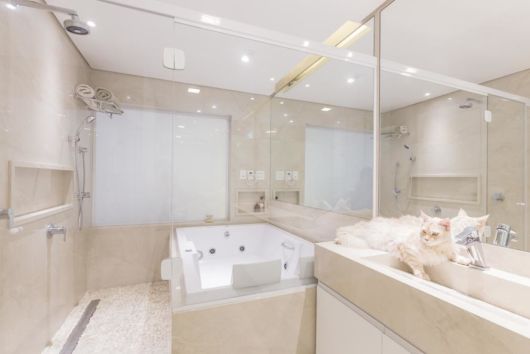 Banheiros decorados: Moderno com espelho grande