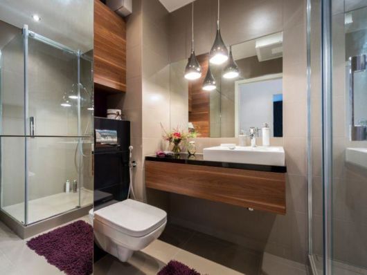 Banheiros decorados: Moderno com bancada de madeira