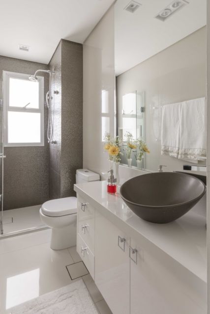 Banheiros decorados: Moderno com cuba cinza