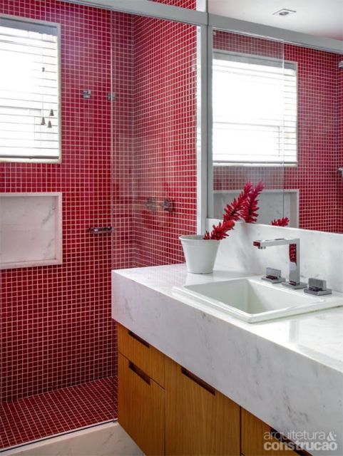 Banheiros decorados: Com pastilhas vermelhas